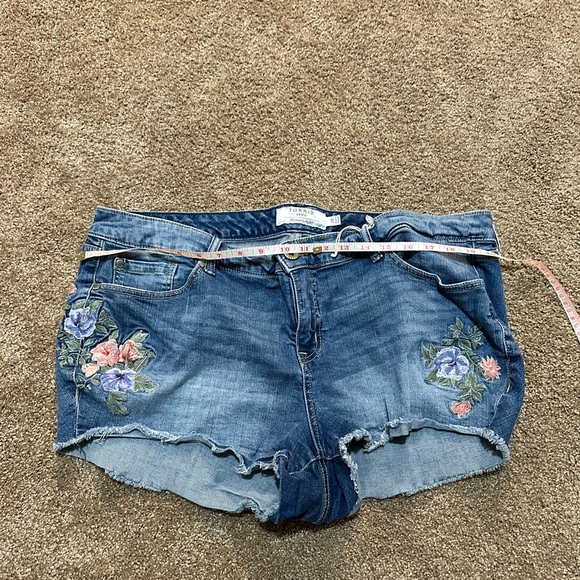 Torrid high rise Aline shortie denim shorts embroidered size 20 - Picture 7 of 11